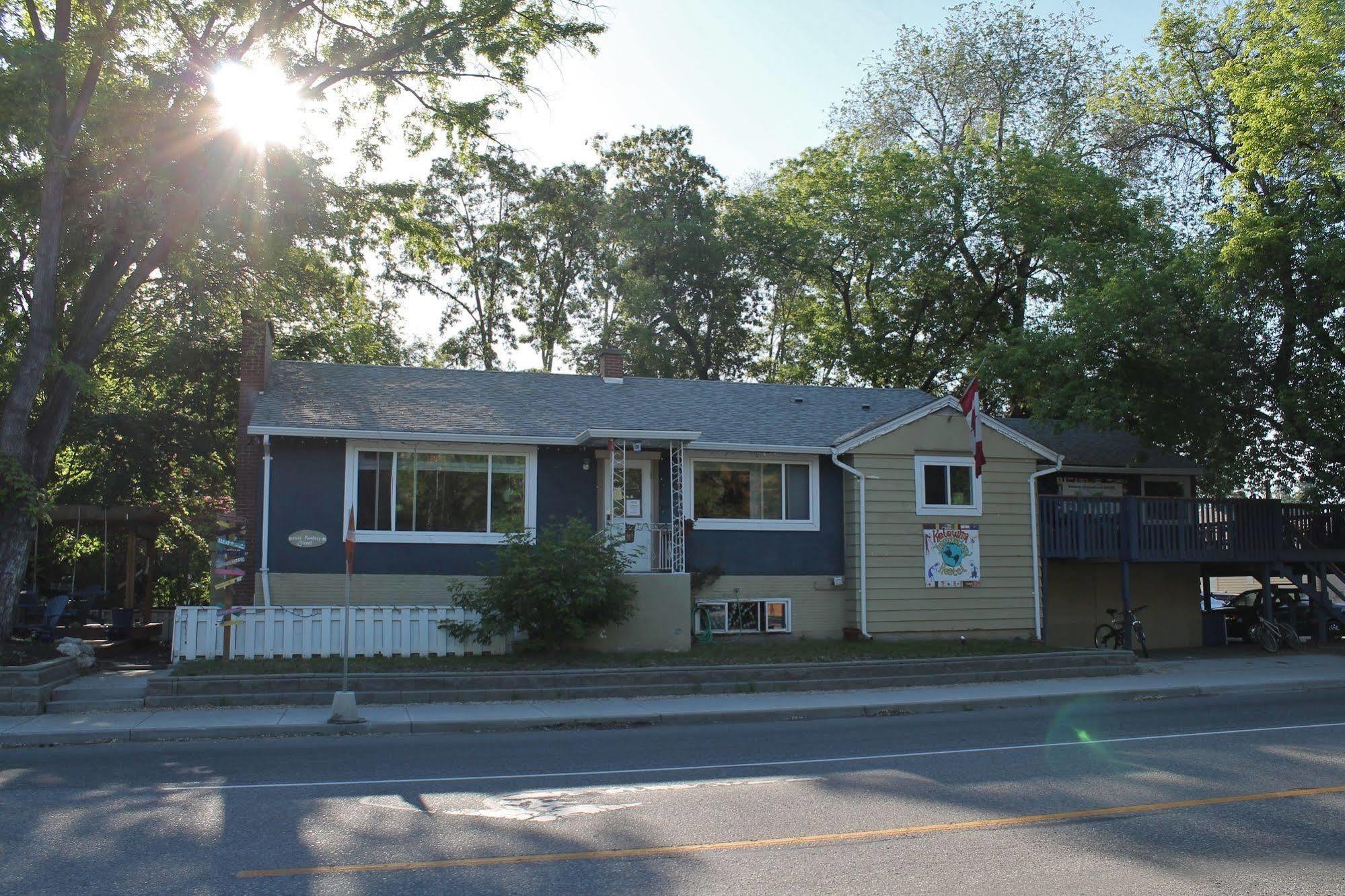 Kelowna International Hostel Exterior foto